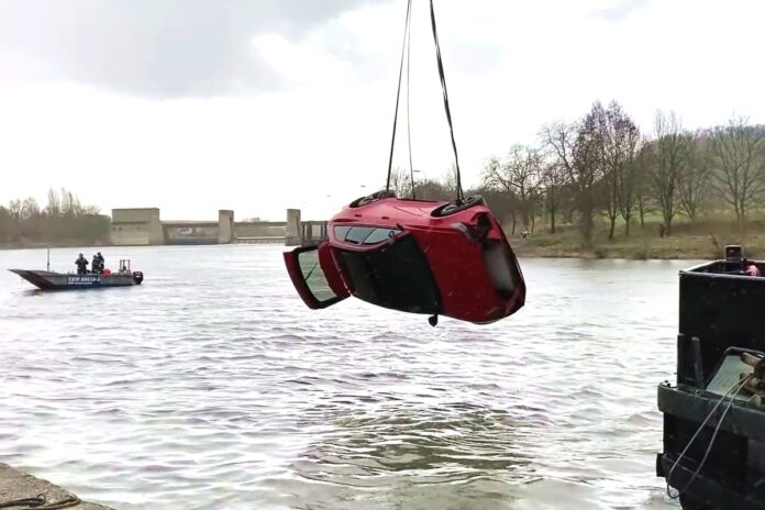Audi RS6 w rzece