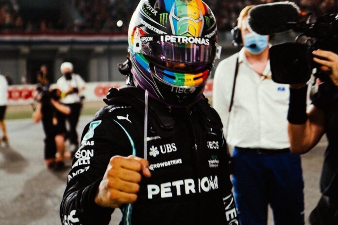 Lewis Hamilton w kasku
