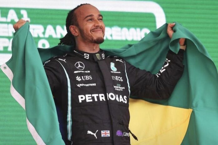 Lewis Hamilton z flagą Brazylii