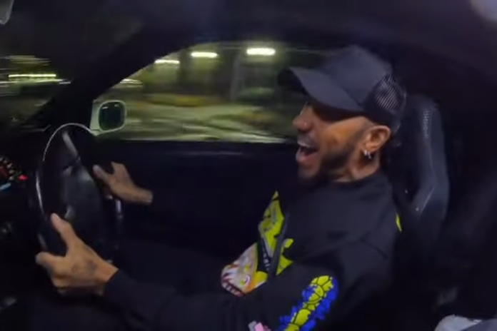 Lewis Hamilton drituje po ulicach Tokio