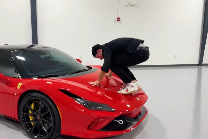 Youtuber kupił Ferrari i postanowił je zniszczyć