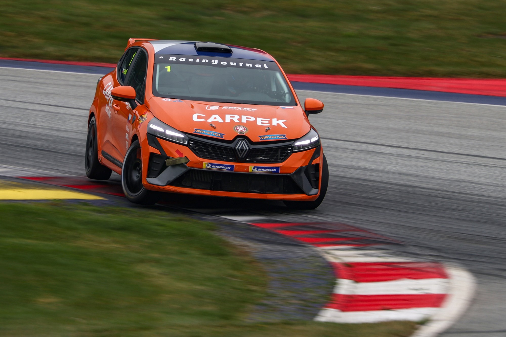 Pierwsze kwalifikacje Clio Cup Bohemia: Polacy w czołówce